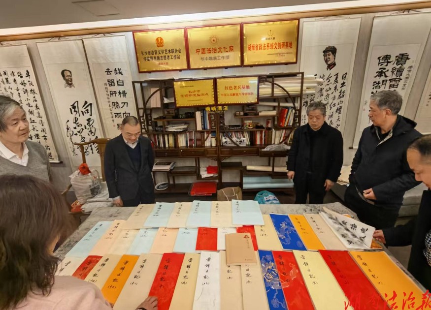 长沙退休法官吴志伟创作《雷锋日记》书法作品三十五卷